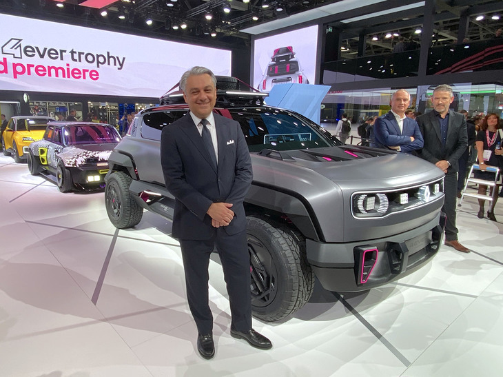 「4everトロフィーコンセプト」の前で。左からグループルノーのルカ・デメオCEO、ファブリス・カンボリーヴCOO、ルノーブランドのジル・ヴィダル デザインダイレクター。