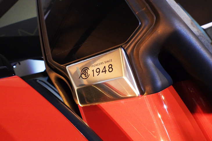 ロータスの第1号車完成の年が書かれたBピラーのパネル。