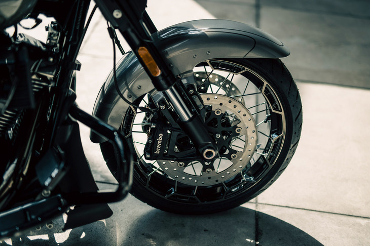 きらびやかなキャストスポークホイールが目を引く足まわり。2023年モデルではフロントに倒立フォークを採用し、リアサスペンションのトラベル量を50％増やすことで快適性や走行安定性の向上を図った。