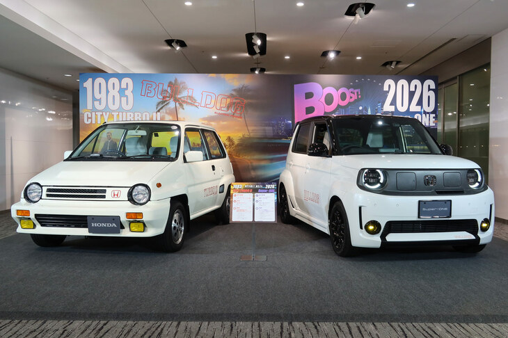 発表会の会場に展示されていた、「ホンダ・シティ ターボII」（1983年）と「スーパーONE」。ホンダは往年の“ブルドッグ”をスーパーONEの精神的なオリジンとしているようだが……。
