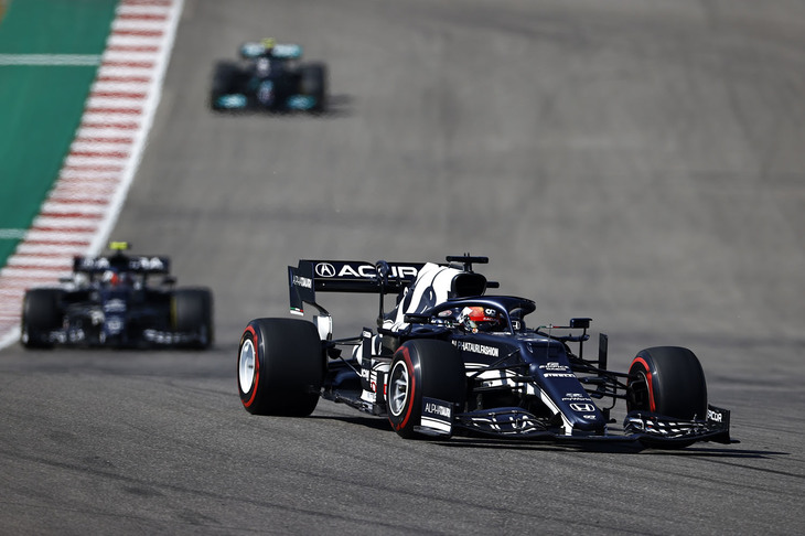 アルファタウリの角田裕毅（写真前）は、日本GPで使う予定だった、紅葉模様のスペシャルヘルメットでアメリカGPに臨んだ。2戦連続で予選Q3に進出し10番グリッドを獲得。前戦トルコGPでは雨で痛恨のスピン、14位で無得点に終わっていたが、今回は蹴り出しの良いソフトタイヤスタートというアドバンテージを生かし8位にジャンプアップ、さらにメルセデスのボッタスに対するディフェンシブなドライビングなどを披露し、成長の一端をみせた。8月のハンガリーGP以来となる9位入賞。このまま来季に向けて良い調子でシーズンを終えたいところだ。チームメイトのピエール・ガスリー（写真）は、8番グリッドからスタートし、サスペンショントラブルでリタイア。（Photo=Getty Images / Red Bull Content Pool）