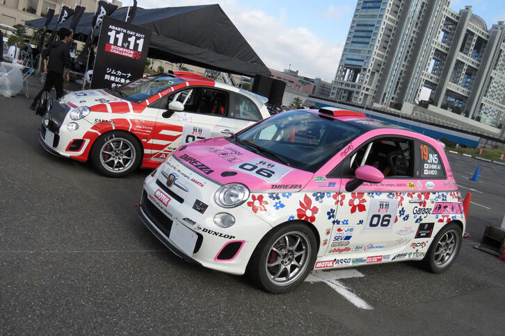 こちらはアバルトを駆って全日本ラリー選手権に参戦する、眞貝知志選手と竹岡 圭選手の「アバルト500ラリーR3T」。かわいらしいピンクのマシンが竹岡選手のクルマかと思いきや、実は逆。手前の“ガレーヂ伊太利屋カラー”の個体は、眞貝選手のマシンである。