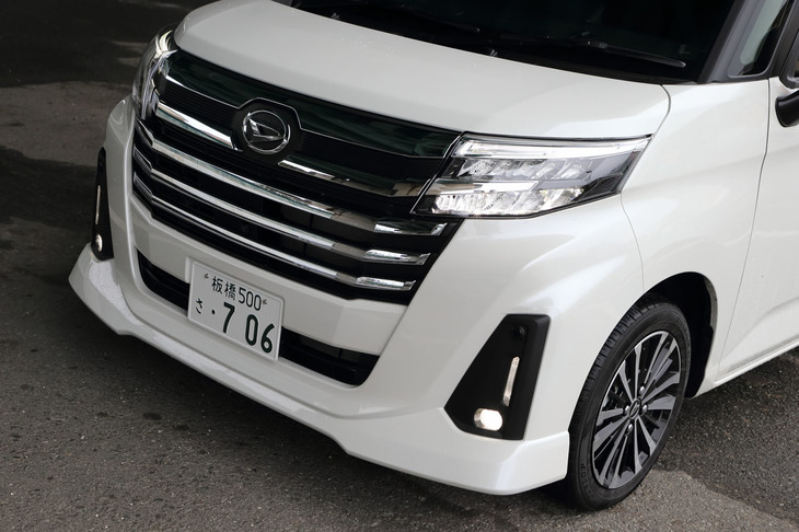 きらびやかな「トールカスタム」のメッキグリル。15インチのアルミホイールは、最上級グレード「カスタムGターボ」だけの装備となる。