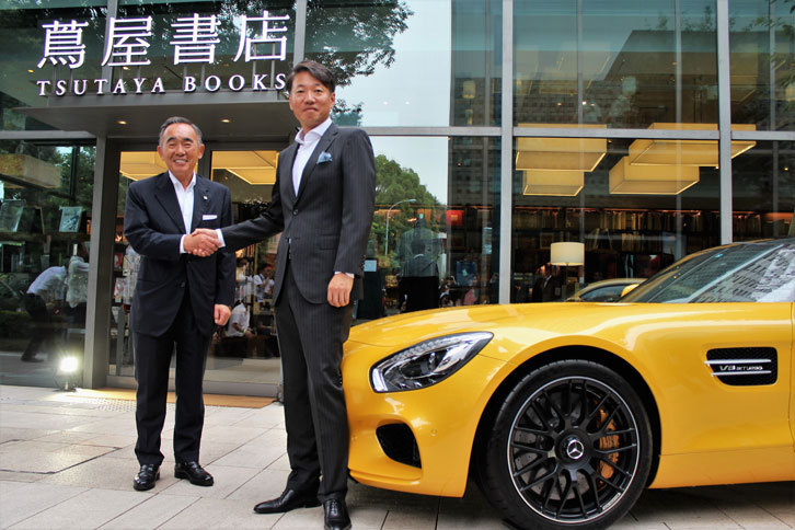 CCCマーケティング取締役会長の村口伸一氏（左）と、メルセデス・ベンツ日本 代表取締役社長兼CEOの上野金太郎氏。