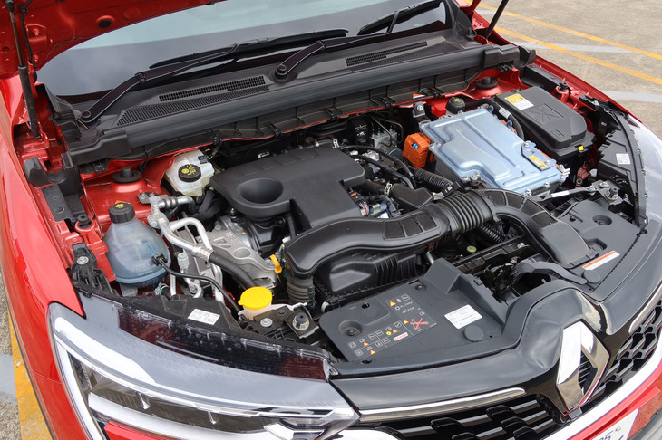 エンジンに2つのモーター、さらにドググラッチと、独自のメカニズムで構成されるルノーのハイブリッドシステム。F1由来の技術が生かされている。