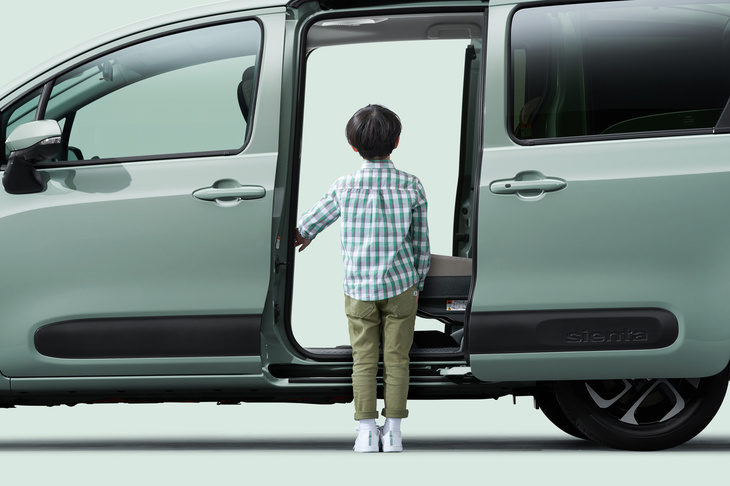 今やミニバンに限らず、“ノッポなクルマ”のキラーコンテンツとなっているスライドドア。乗降がしやすく、狭い場所でも気兼ねなく開けられるのが魅力だ。（写真：トヨタ自動車）