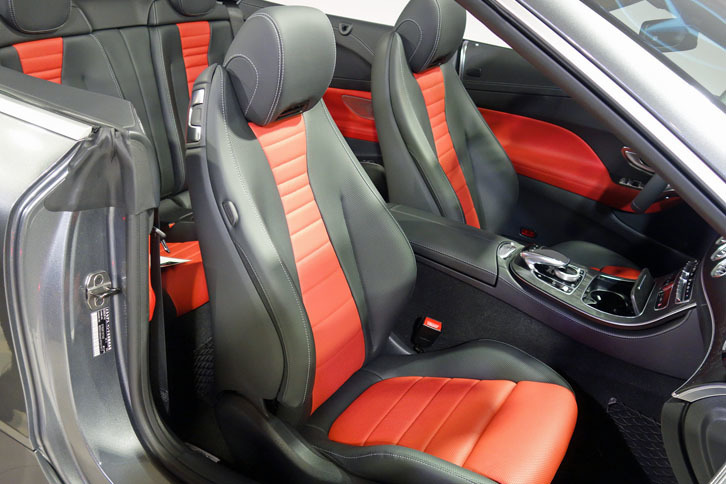 シートには、オープンドライブ時に首元を暖める「エアスカーフ」が備わるほか、直射日光を受けても表皮が極度に熱くならないよう加工が施されている。