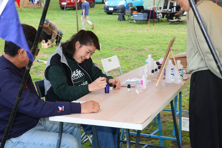 こちらでは、アウトドアをより快適に過ごせる虫よけスプレーづくりを実施。虫よけといっても、人や動物、自然にも優しいエッセンシャルオイルを用いたもので、参加者は好みの香りのものを選び、その匂いを楽しんでいた。