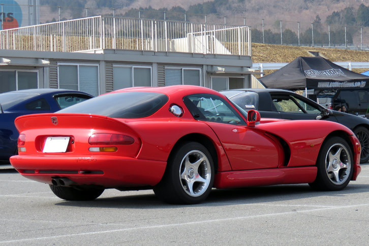 記者のものと同じ初代「バイパー」を発見。サイドマフラーじゃないから“ジェネ2”だろうか？　それにしても、ストライプなしというのもなかなかイケますな。