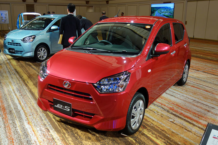 「ミラ イースX“SAIII”」。ボディーカラーはマゼンタベリーマイカメタリック。