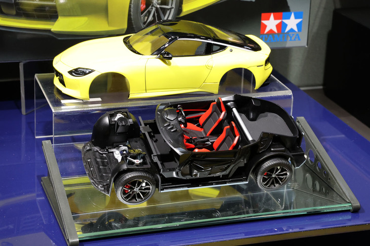 タミヤの1/24「フェアレディZ」のシャシーとインテリア。