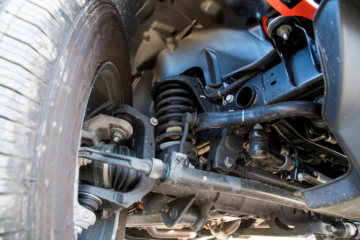 足まわりの仕様は、前後ともに5リンクのリジッドアクスル。ステアリング機構はボール循環式で、電動油圧式のアシストシステムが組み合わされる。