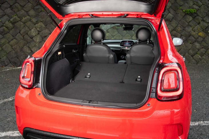 荷室の容量は後席使用時で350リッター。写真のように背もたれをすべて倒すと1000リッターにまで拡大できる。