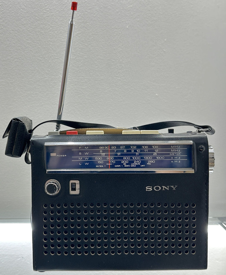 ソニー製4バンドトランジスタラジオ。文字盤はクールななかにも品性が感じられる濃紺である。ラジオマレリ同様、主要国の放送局を同調する際、目安となるインジケーターが印刷されている。肩掛けバンドの途中にあるのはイヤホン入れ。23ユーロ（約3500円）。