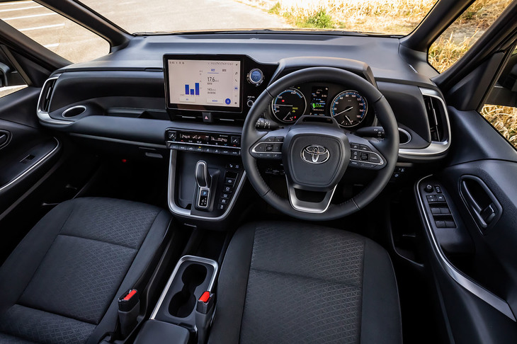 ブラックアウトしたスリムなフロントピラーや水平基調で低くワイドなダッシュボードが特徴的な「ヴォクシー」のインストゥルメントパネル。今回の試乗車に装着されていた10.5インチのディスプレイオーディオは30万2500円のオプションアイテムで、ナビやテレビ、T-Connect、スマホ連携機能などが組み込まれている。