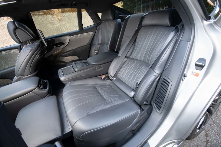 最上席は後席の左側。助手席の背もたれを前方に倒してオットマンを展開し、足を伸ばせるようになっている。これらの操作はボタンひとつで完了する。