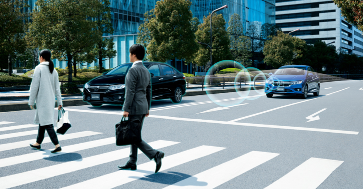 運転支援システム「ホンダセンシング」の作動イメージ。ホンダセンシングには新たに、専用のカメラで対向車や前走車を検知してハイビーム／ロービームを自動で切り替える「オートハイビーム」機能が盛り込まれた。