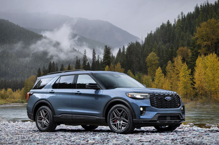 3列シート7人乗りの最新型「フォード・エクスプローラー」。スタイリッシュでよりモダンなSUVに進化した。2.3リッター直4ターボと3リッターV6ターボをラインナップしている。