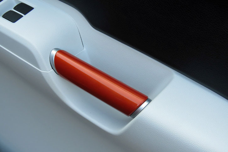 スズキ・イグニス ハイブリッドMZ（ドアグリップ）