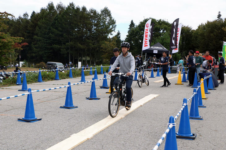 ヤマハの電動アシスト自転車の試乗会も行われた。街乗りのおしゃれなデザインのものからロードタイプまでさまざまなモデルを用意。試乗コースに加え、「PAS CITY-V」による一本橋走行のチャレンジも実施された。60秒以上で与えられる電動（殿堂）入りの称号を目指し、多くのライダーが挑戦したが、乗りなれない電動アシスト自転車とあってか苦戦を強いられていた。