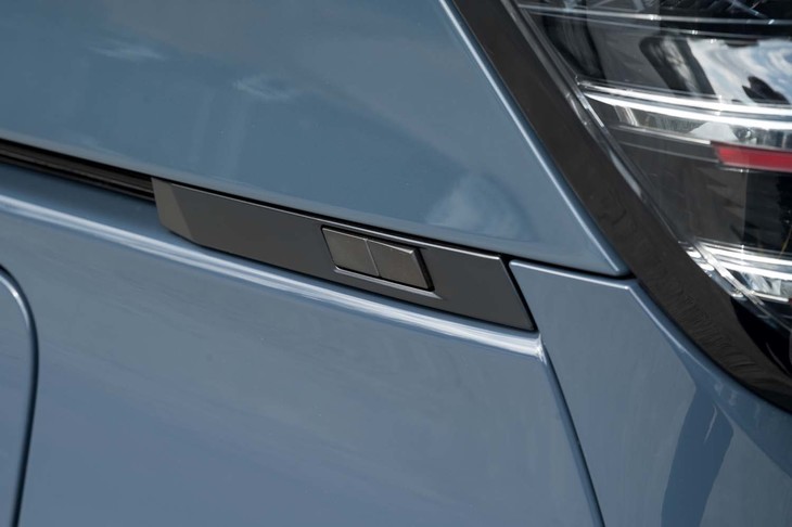 オプションの電動テールゲートでは開閉ボタンを車両の左後方にレイアウト。車外から操作して任意の位置でゲートを止められる。