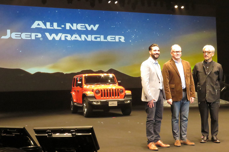 新型「ジープ・ラングラー」と、同車のデザインを手がけたFCAのクリス・ピシテリ氏（左）、FCAジャパンのポンタス・ヘグストロム社長兼CEO（中央）、音楽家の坂本龍一（右）。