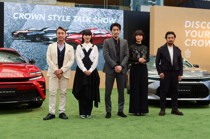 今回の新型「クラウン」のイベントでは4人のゲストが招かれ、「多様性と自分らしさ」と題したトークショーが開催された。写真左から、司会のクリス・ペプラー氏、モデルの秋元 梢氏、俳優の大谷亮平氏、作家の川上未映子氏、事業家（西陣織・細尾12代目）の細尾真孝氏。
