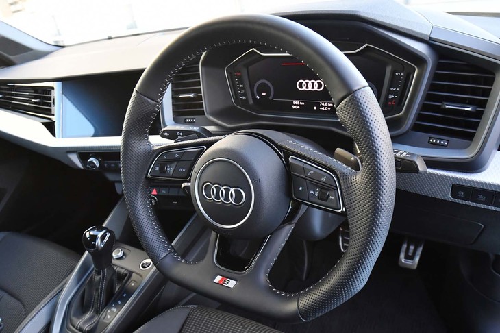 ステアリングホイールは、フラットボトムのレザー仕立て。ステアリングホイールにはインフォテインメントシステムの操作スイッチが並ぶ。