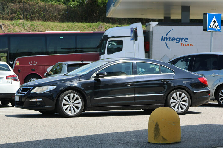 こちらはイタリアナンバーの、激レア車「フォルクスワーゲン・パサートCC」である。人気が限定されていたがゆえか、中古車検索サイトでは5000ユーロ（85万円）前後から出品がみられる。