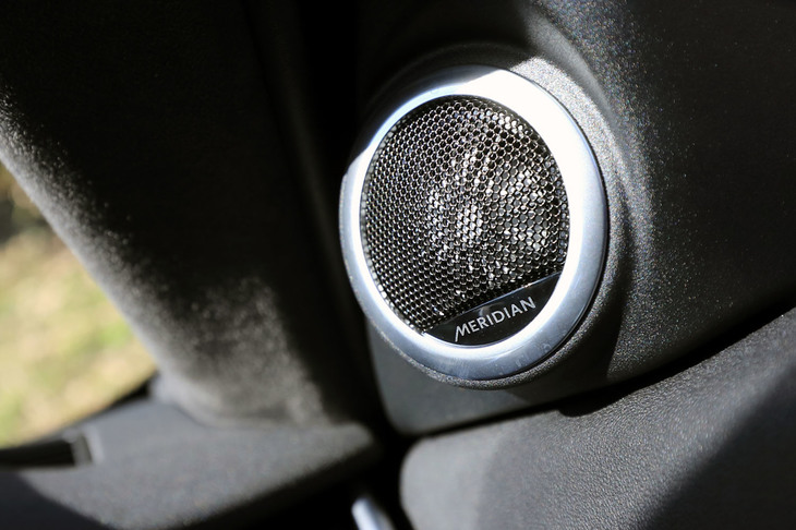 「イヴォーク」には標準のオーディオシステムに加え、イギリスのオーディオメーカー、メリディアンの2種類のオーディオシステムも用意されている。