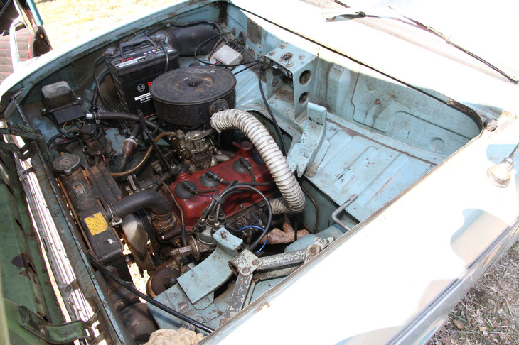 「マツダB360ライトバン」は、初代「キャロル」と同じ総アルミ製でOHVながらクロスフローのヘミヘッド、クランクシャフトは5ベアリング支持という高級なスペックの358cc直4水冷4ストロークエンジンを搭載。「ボロは着てても……」である。