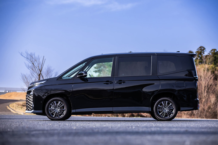 ボディーサイズは全長×全幅×全高＝4695×1730×1925mm、ホイールベースは2850mm。全長やホイールベースは先代モデルと同じだが、全幅が広がったことにより全車が3ナンバーサイズとなった。