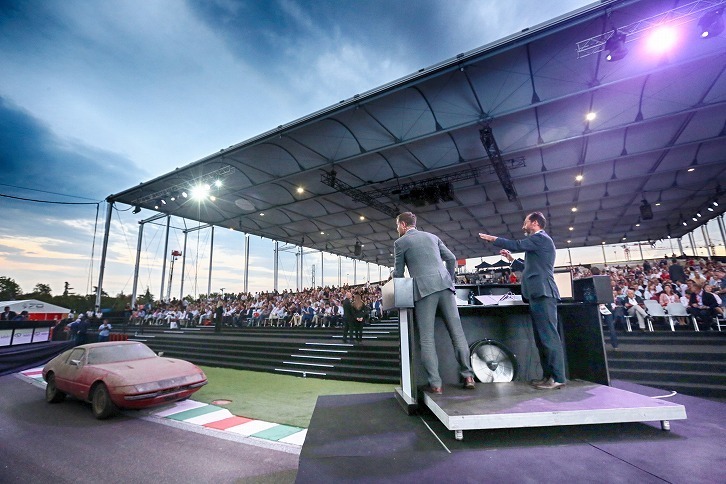 オークションの様子。