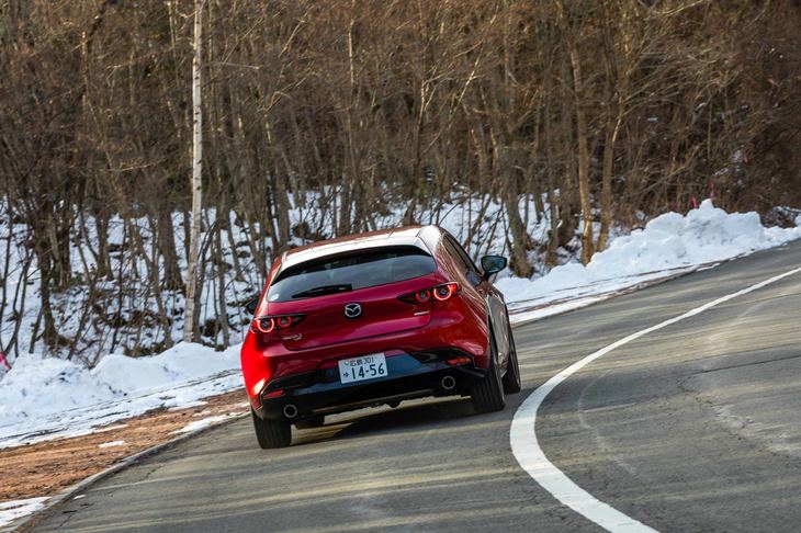 「スカイアクティブX」搭載車については、エンジンをカプセル状に包むように遮音材を配置。クリアで気持ちのよいサウンド伝達を実現している。