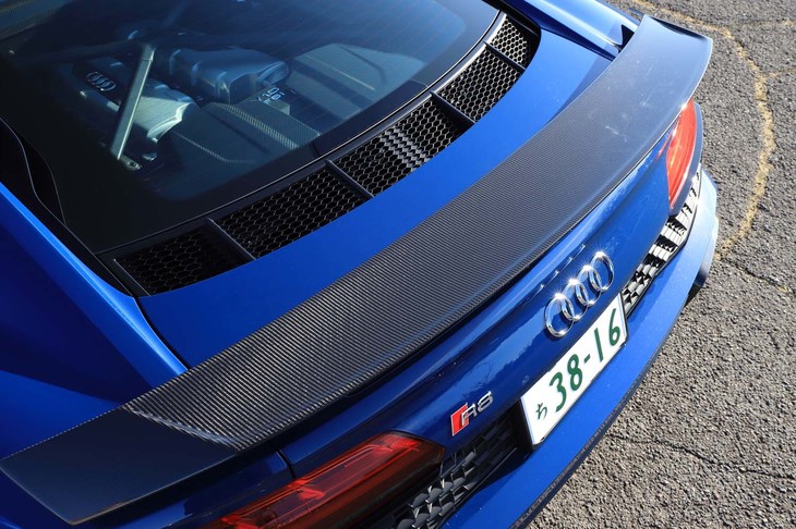 リアエンドには固定式のCFRP製スポイラーが備わる。