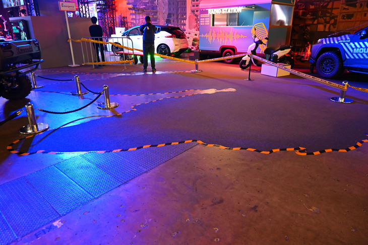 来場者はつい見落としがちだが、フロアには大きな”ゴジラの足あと”も……。