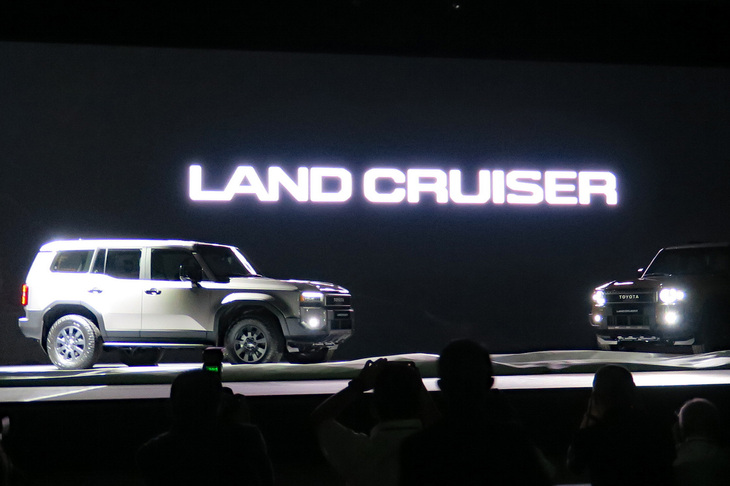 いよいよ「トヨタ・ランドクルーザー“250”」の実車をお披露目。ステージの奥を隠していた幕が落とされ、2台のランクル“250”が姿を現した。