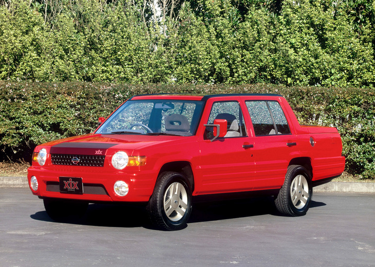 1995年の東京モーターショーに出展されたコンセプトカー「日産XIX（キックス）」。全長×全幅×全高=4650×1695×1500mmという平べったいボディーに2リッター直4エンジンを積み、4輪を駆動。うたい文句は「新感覚セダン」だった。