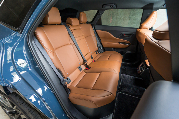 後席はヘッドルームに余裕があるため、ホイールベースが同じ「クロスオーバー」よりも広く感じる。シートの温度調整機能はヒーターのみだが、前席にはないドアのイージークローザー機能が備わっている。