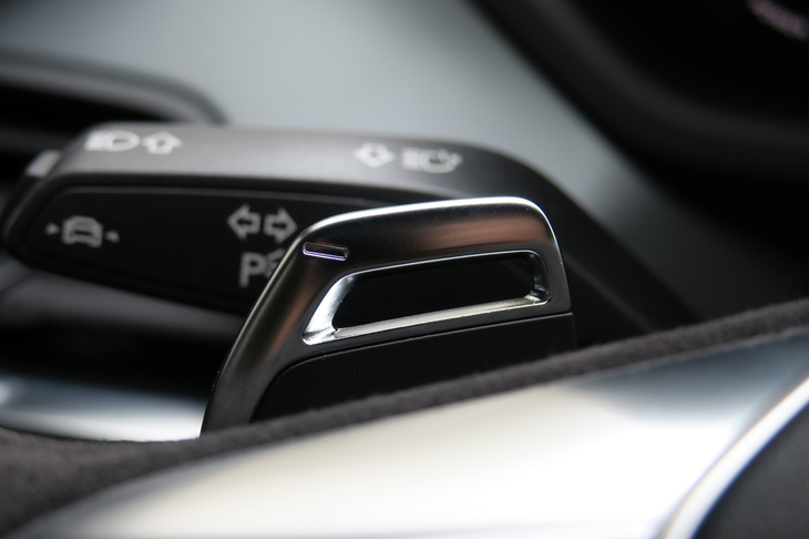 アウディe-tron GTクワトロ（シフトパドル）