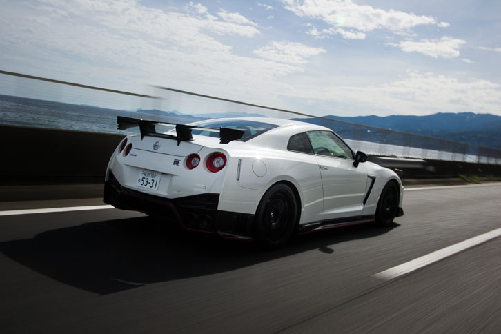 「GT-R NISMO」では車両剛性を高めるために、構造用接着剤を使用した「ボンディングボディー」を採用。2017年モデルではフロントウィンドウフレームの強化により、さらに剛性を高めるとともに、フロントまわりとリアまわりの変形量の差を抑制している。