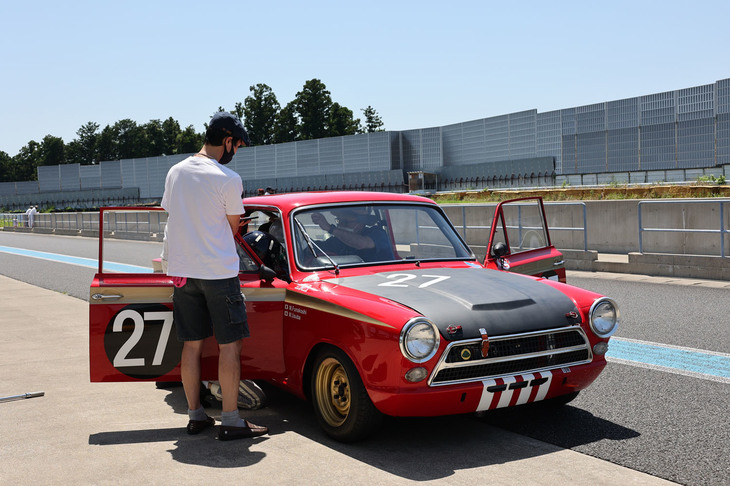 ピットでドライバー交代中の、3位となった1963年「ロータス・コーティナMk1 Sr1」。ピットストップでもハンディにより停止が義務づけられる。