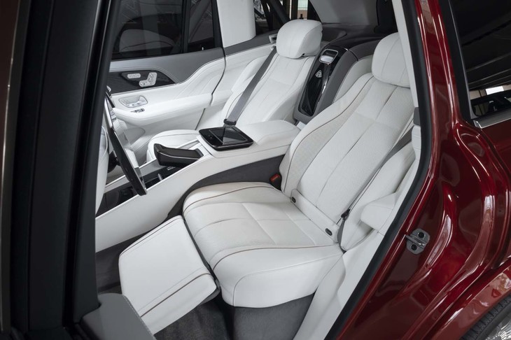 後席はパーセルシェルフ付きの巨大なパーティションによって仕切られたセパレートタイプ。背もたれは後方に43.5度までリクライニングできる。