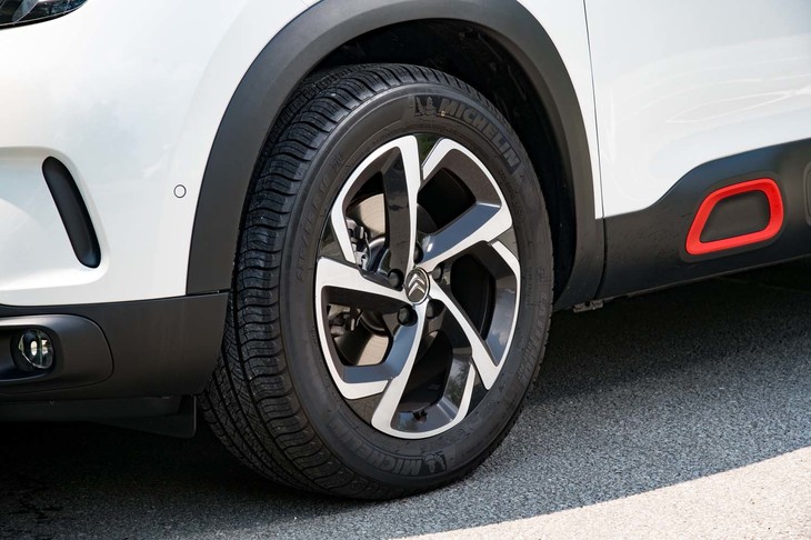 タイヤサイズは235/55R18で、テスト車にはミシュランのオンロードSUV向けタイヤ「ラティチュード ツアーHP」が装着されていた。