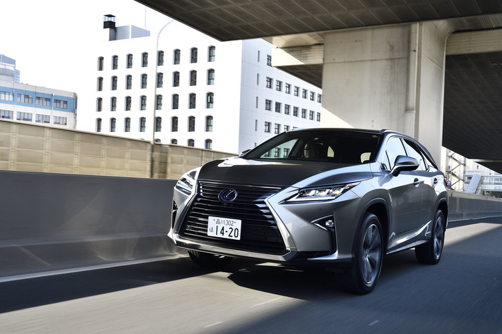 「RX450hL」の駆動方式は4WDのみ。電気モーターによって後輪を駆動する「E-FOUR」システムが搭載されている。