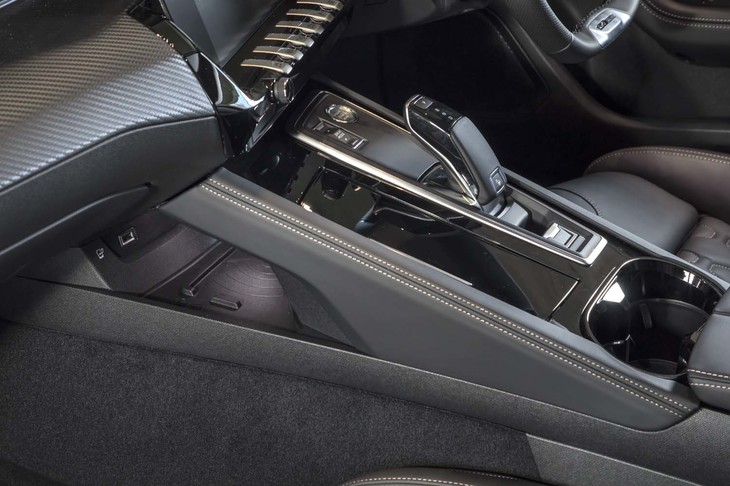 スロープ状になったセンターコンソール。前方の空洞になった部分には、携帯端末の非接触型充電機能が備わる。