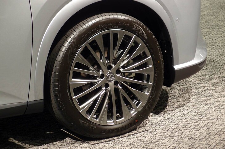 レクサスRX450h＋“バージョンL”（フロントホイール）