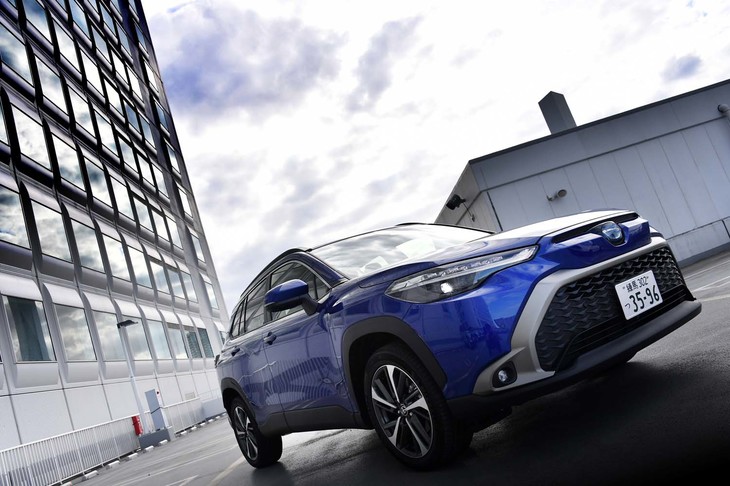 「カローラ クロス」にはハイブリッド車のほか、純ガソリンエンジン車もラインナップされる。4WDモデルはハイブリッド車のみの設定となる。