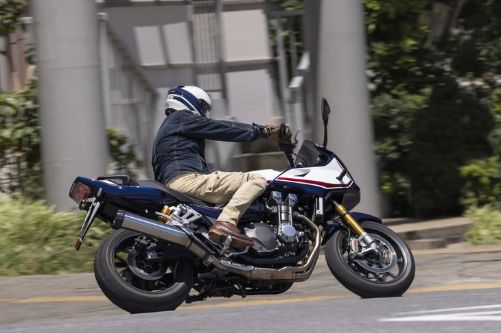 駆動系では、純正アクセサリーとしてクイックシフターが採用されたのも今回の改良のトピック。装備すると、クラッチ操作なしでシフトアップ／ダウンが可能となる。