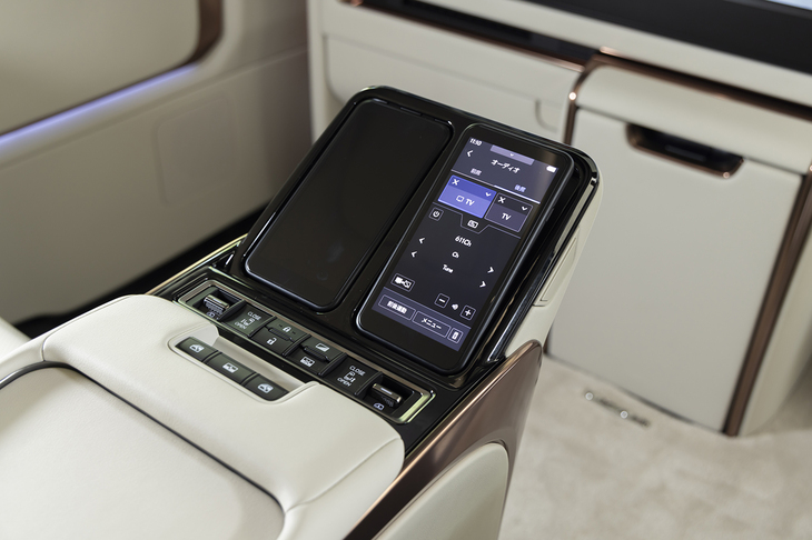 最新型ではスライドドアの開閉スイッチが天井からセンターアームレストに移された。スマートフォン型のリモコンを自分のスマートフォンと間違えて持ち出すことを防ぐためか、車外に持ち出すとアラートが表示される。